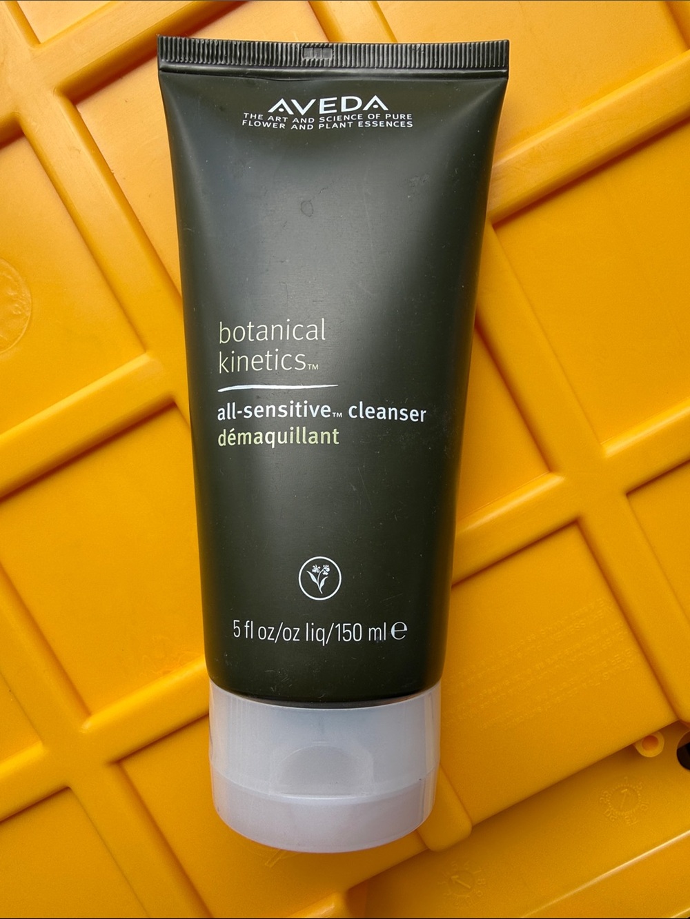AVEDA Botanical Kinetics All-Sensitive Cleanser